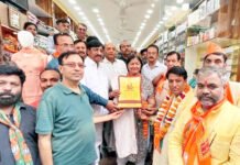 भाजपा महापौर प्रत्याशी सुनीता दयाल ने दो दर्जन वार्डो में किया जनसंपर्क