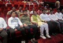 राज्यमंत्री ने कार्यकर्ताओं के साथ देखी द केरला स्टोरी फिल्म