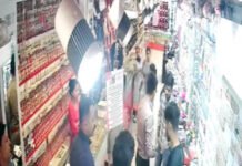 गाजियाबाद में ADM ने दुकानदार को जमकर कूटा, पत्नी पर किया था कमेंट