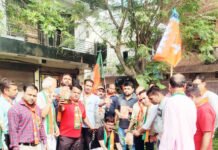 भाजपा प्रत्याशी ने जन्मदिन पर पौधे लगाकर किया जनसम्पर्क, मांगे वोट