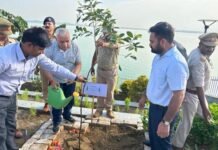 मुख्य सचिव दुर्गा शंकर मिश्र ने गोरखपुर में पौधरोपण किया, पर्यावरण संरक्षण के लिए सिंगल यूज प्लास्टिक उपयोग न करने की अपील