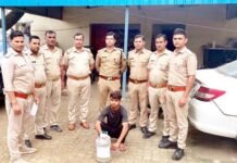 पुलिस से बचने के लिए कोल्ड ड्रिंक की खाली बोतल में कच्ची शराब भरकर करता था सप्लाई, गिरफ्तार