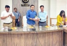 शिक्षिका सुमन द्वारा लिखी पुस्तक काव्यांकरण का सीडीओ ने किया विमोचन