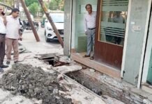 चुनाव जीतते ही पार्षद ने बदले रंग, वोट के बाद दुकानों पर चलवा रहे बुलडोजर