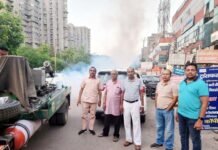 मच्छरों से बचाव के लिए पार्षद पति मनोज गोयल ने कराया फॉगिंग मशीन से छिड़काव
