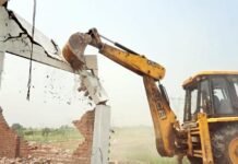 मसूरी नहर किनारे वरदा एन्क्लेव में चला जीडीए का बुलडोजर