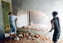 स्वीकृत नक्शे से अधिक बनाई यूनिट, हथौड़ा चलाकर तोड़ी छत व दीवार