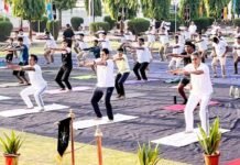 तन-मन के साथ आपसी संबंधों को भी मजबूत बनाता है योग: सीडीओ