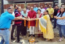 पार्षद कुसुम मनोज गोयल ने किया कौशाम्बी एंजेल मॉल में नई पाइप लाइन कार्य का शुभारंभ