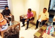 मेयर व नगर आयुक्त ने शहर के विकास कार्यों की अधिकारियों से की मंत्रणा