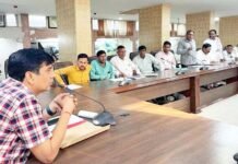 स्वच्छता सर्वेक्षण 2023 को लेकर उद्यान विभाग ने बनाई कार्ययोजना उद्यान प्रभारी डॉ. अनुज कुमार सिंह ने मालियों को दिया निर्देश
