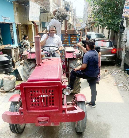 BJP-Councilor- -picked-up- garbage