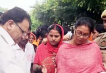 बाढ़ पीडि़तों से राज्य मंत्री ने की मुलाकात, बांटी खाद्य सामाग्री