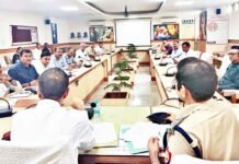 विशेष अभियान चलाकर ड्रग माफिया की कमर तोड़े अधिकारी: डीएम