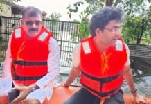 जान पर खेलकर निगमकर्मियों ने की बाढ़ पीड़ितों की मदद नगर आयुक्त ने सम्मानित कर किया उत्साहवर्धन