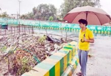 बारिश होते ही छाता लेकर सड़क पर उतरे नगर आयुक्त, नालों का किया निरीक्षण