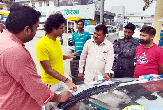 nagar-ayukut-petrol-pump-inspection (2)