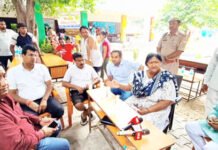 महापौर ने करहेड़ा पहुंचकर जाना बाढ़ प्रभावित लोगों का हाल