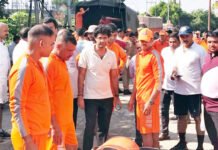 बाढ़ पीडि़तों की मदद के लिए नगर आयुक्त ने संभाली कमान, रेस्क्यू टीम के साथ लोगों को बाहर निकाला