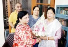 कौशांबी स्थित गंगा टावर में पार्षद कुसुम मनोज गोयल का हुआ भव्य स्वागत