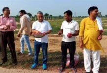 धमेंद्र कुमार सिंह ने चौरासी कोस परिक्रमा में शामिल श्रृद्धालुओं पर की फूलों की वर्षा