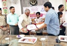 मुख्यमंत्री कन्या सुमंगला योजना के तहत बांटे गए सर्टिफिकेट