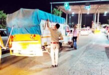 अवैध शराब की तलाश में हाईवे पर आबकारी विभाग ने की वाहनों की चेकिंग