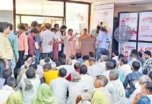 महापौर व नगर आयुक्त ने कराया निगम कर्मचारियों का धरना समाप्त
