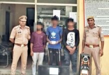बंद मकान का ताला तोड़कर चोरी करने वाले तीन शातिर चोर गिरफ्तार