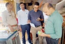 जिला आबकारी अधिकारी ने ओवर रेटिंग को लेकर शराब की दुकानों में की छापेमारी