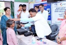 प्राथमिक विद्यालय खुर्रमपुर प्रथम में बच्चों ने कराई आखों की जांच
