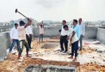 पहले नक्शा पास फिर निरस्त कर जीडीए ने राधेश्याम पार्क में हथोड़े-कटर से तोड़ी छत