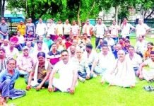 नगर निगम में हल्ला बोल : नौकरी से निकाले जाने पर मालियों ने काम ठप कर दिया धरना