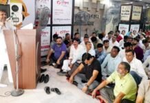 डीपीसी समेत 24 सूत्रीय मांगों को लेकर निगम कर्मचारियों ने किया कार्य बहिष्कार,आज भी करेंगे