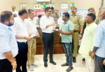 संपूर्ण समाधान दिवस में जिलाधिकारी ने लाभार्थियों को बांटे आयुष्मान कार्ड