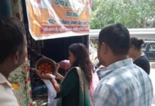 जिला प्रशासन ने शास्त्रीनगर में लगाया टमाटर का स्टॉल, 130 रुपए किलो में हुई बिक्री