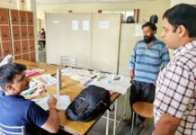 म्युनिसिपल कमिश्नर ने परखी कंपनी बाग लाइब्रेरी की व्यवस्था
