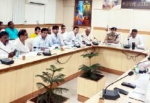 व्यापारियों की समस्याओं का गंभीरता से लें अधिकारी और करें निस्तारण: डीएम