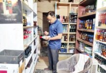 आबकारी विभाग की टीम ने शराब की दुकानों का किया औचक निरीक्षण