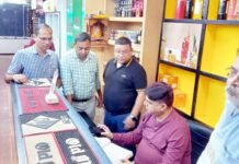 शराब की दुकानों में आबकारी विभाग ने की छापेमारी, विक्रेताओं में मचा हड़कंप
