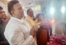 घर-घर कलश स्थापना के साथ विराजे गणपति महाराज, पार्षद ने की पूजा अर्चना