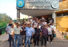 नगर निगम में हड़ताल अधिकारी ने दी गाली कर्मचारी बोले नहीं सहूंगा अपमान