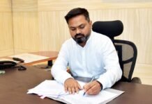 IAS महेंद्र सिंह तंवर ने संभाला संतकबीर नगर के डीएम का चार्ज बोले सरकारी योजनाओं को अंतिम व्यक्ति तक पहुंचाना होगी प्रथम प्राथमिकता