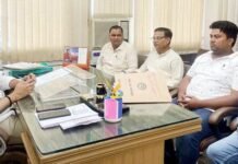 म्युनिसिपल कमिश्नर विक्रमादित्य सिंह मलिक से पार्षदों ने की विकास कार्यों पर चर्चा