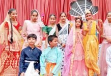 गौतम पब्लिक में श्री कृष्ण और राधा के मनमोहक रूप में बच्चों ने मन मोहा