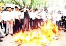 आक्रोशित वकीलों ने डीजीपी-प्रमुख सचिव का जलाया पुतला