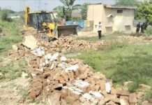 खोदना खुर्द में चला ग्रेटर नोएडा प्राधिकरण का बुलडोजर