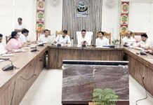 गलत रिपोर्ट पेश होने पर अधिकारियों पर होगी कार्रवाई: जिलाधिकारी