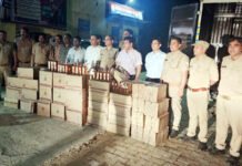 फल की गाड़ी में बने तहखाने के बीच छिपा रखी थी 6 लाख की शराब, गाड़ी छोड़कर भागे चालक
