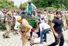ग्रेटर नोएडा प्राधिकरण पर किसानों का हंगाम, विरोध प्रदर्शन को सपा और रालोद का समर्थन, सीईओ रवि कुमार एनजी ने किसानों के प्रतिनिधिमंडल के साथ की दो राउंड की बैठक